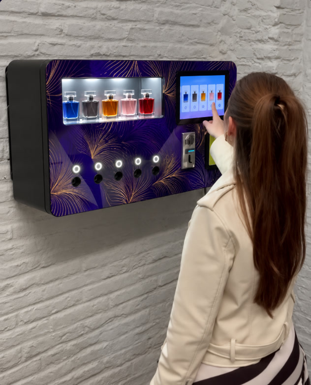 Una clienta eligiendo colonia en la pantalla táctil de la máquina instalada en un local